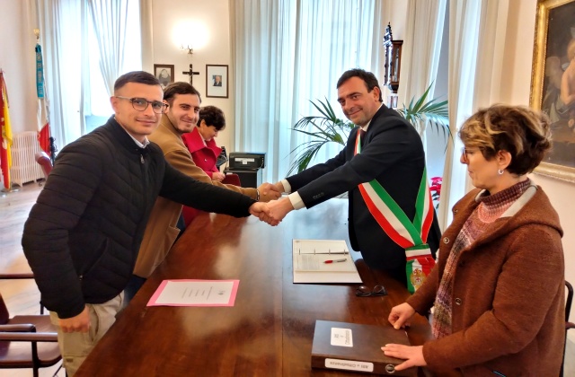 Cittadinanza italiana conferita dal sindaco a due fratelli albanesi a Caltagirone da ben 14 anni